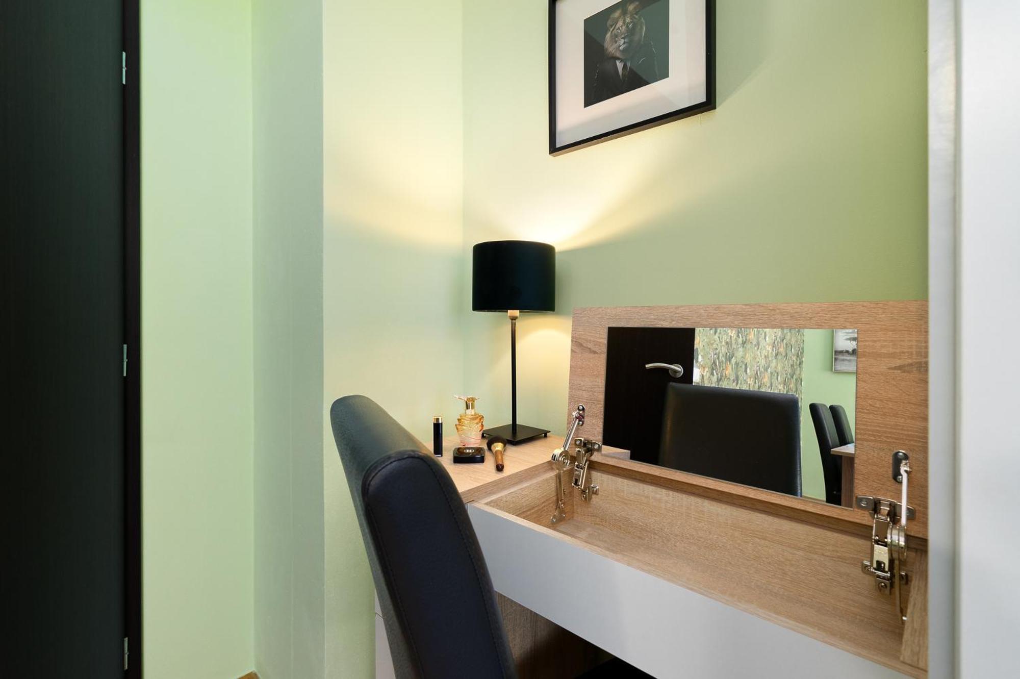 Oasis Apartments At Charles Square Прага Екстериор снимка