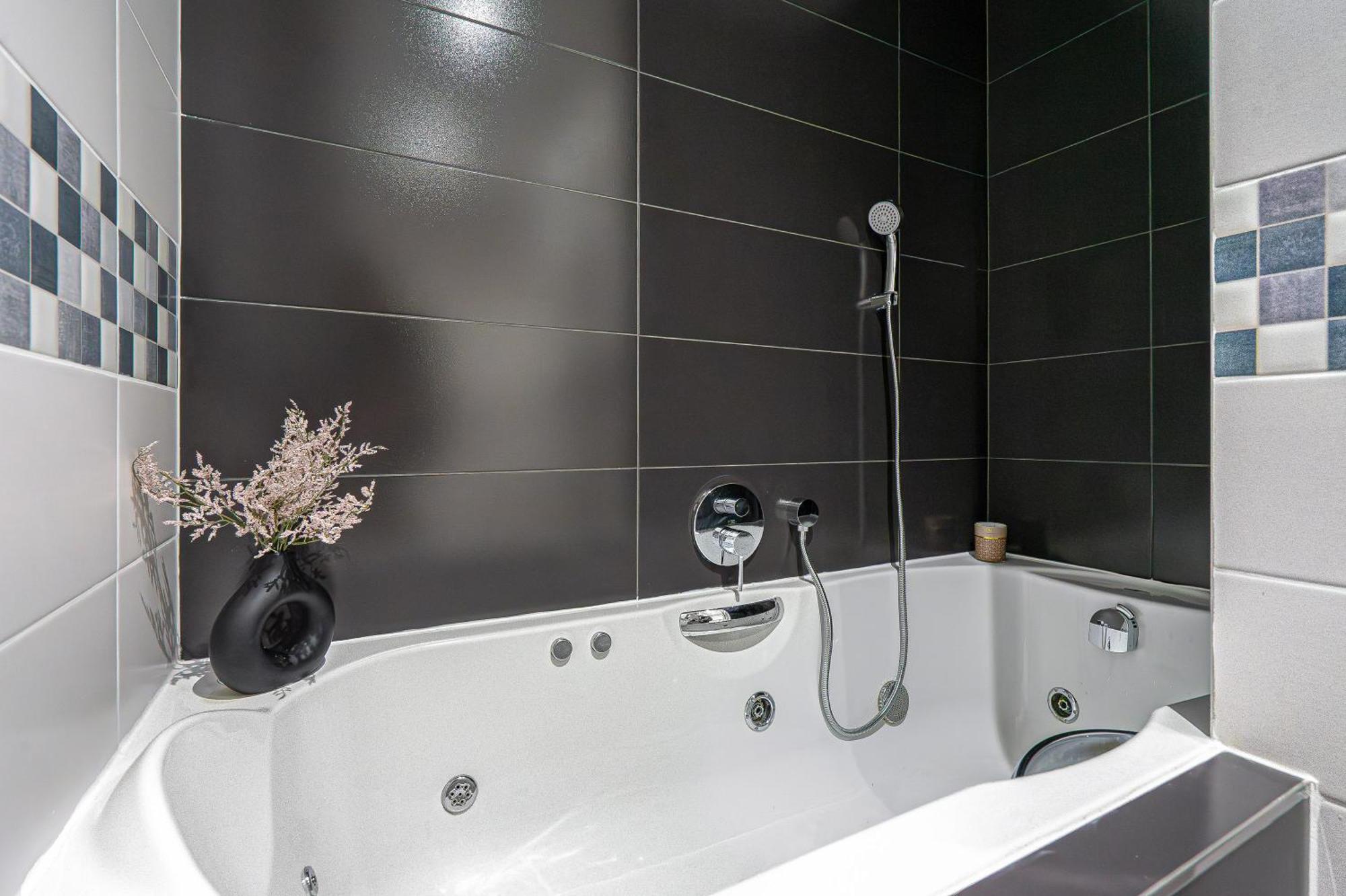 Oasis Apartments At Charles Square Прага Екстериор снимка
