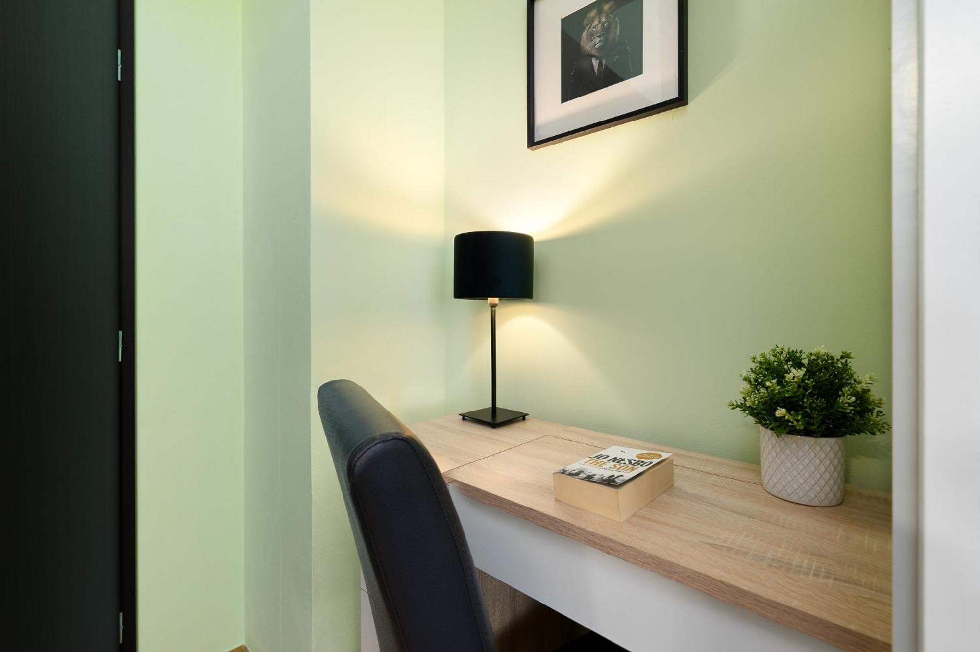 Oasis Apartments At Charles Square Прага Екстериор снимка
